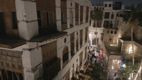 حي البلد في مدينة جدة بالمملكة العربية السعودية ، تصوير درون ليلي لمدينة تاريخية في جدة بتصميم معماري عربي وإسلامي قديم ، اماكن سياحية ، التصميم المعماري العربي القديم، مشاريع إعادة إحياء المنطقة، معالم سياحية تاريخية في السعودية ، بلد تاريخي في جدة