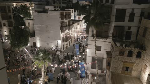 حي البلد في مدينة جدة بالمملكة العربية السعودية ، تصوير درون ليلي لمدينة تاريخية في جدة بتصميم معماري عربي وإسلامي قديم ، اماكن سياحية ، التصميم المعماري العربي القديم، مشاريع إعادة إحياء المنطقة، معالم سياحية تاريخية في السعودية ، بلد تاريخي في جدة