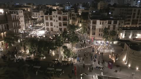 معالم تاريخية في السعودية، الازدحام السكاني في موسم روضاني، المساجد والحارات الشعبية، حي البلد في مدينة جدة بالمملكة العربية السعودية ، تصوير درون ليلي لمدينة تاريخية في جدة بتصميم معماري عربي وإسلامي قديم ، التصميم المعماري العربي القديم، مشاريع إعادة إحياء المنطقة