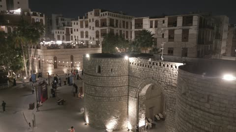 القلاع والحصون المشيدة، معالم تاريخية في السعودية، المساجد والحارات الشعبية، حي البلد في مدينة جدة بالمملكة العربية السعودية ، تصوير درون ليلي لمدينة تاريخية في جدة بتصميم معماري عربي وإسلامي قديم ، التصميم المعماري العربي القديم، مشاريع إعادة إحياء المنطقة