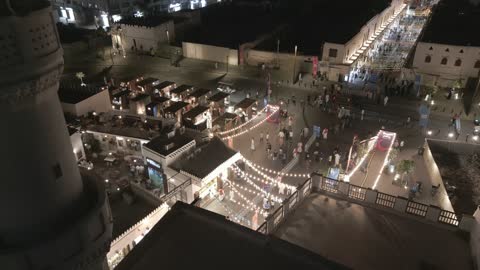 الازدحام السكاني في موسم روضاني،المساجد والحارات الشعبية، حي البلد في مدينة جدة بالمملكة العربية السعودية ، تصوير درون ليلي لمدينة تاريخية في جدة بتصميم معماري عربي وإسلامي قديم ، التصميم المعماري العربي القديم، مشاريع إعادة إحياء المنطقة، معالم تاريخية في السعودية