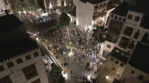 معالم تاريخية في السعودية، الازدحام السكاني في موسم روضاني، المساجد والحارات الشعبية، حي البلد في مدينة جدة بالمملكة العربية السعودية ، تصوير درون ليلي لمدينة تاريخية في جدة بتصميم معماري عربي وإسلامي قديم ، التصميم المعماري العربي القديم، مشاريع إعادة إحياء المنطقة