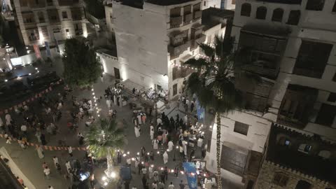 الازدحام السكاني في موسم روضاني،المساجد والحارات الشعبية، حي البلد في مدينة جدة بالمملكة العربية السعودية ، تصوير درون ليلي لمدينة تاريخية في جدة بتصميم معماري عربي وإسلامي قديم ، التصميم المعماري العربي القديم، مشاريع إعادة إحياء المنطقة، معالم تاريخية في السعودية