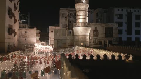 المساجد والحارات الشعبية، حي البلد في مدينة جدة بالمملكة العربية السعودية ، تصوير درون ليلي لمدينة تاريخية في جدة بتصميم معماري عربي وإسلامي قديم ، اماكن سياحية ، التصميم المعماري العربي القديم، مشاريع إعادة إحياء المنطقة، معالم سياحية تاريخية في السعودية