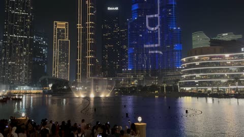 معالم سياحية مشهورة في الإمارات العربية المتحدة، وجهات جذب واستقطاب السياح من حول العالم، الفن الهندسي المعماري في بناء الأبراج وناطحات السحاب، التصاميم العروض المميزة للأماكن الترفيهية في مدينة دبي، تصوير لعرض النافورة الراقصة المائية في دبي مول في وقت الليل