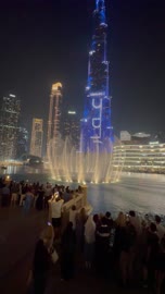 وجهات جذب واستقطاب السياح من حول العالم، الفن الهندسي المعماري في بناء الأبراج وناطحات السحاب، معالم سياحية مشهورة في الإمارات العربية المتحدة، التصاميم العروض المميزة للأماكن الترفيهية في مدينة دبي، تصوير لعرض النافورة الراقصة المائية في دبي مول في وقت الليل