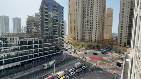 طريق المرور الرئيسي في مدينة دبي في وقت النهار، تصوير درون لأبراج وناطحات السحاب في امارة دبي، جذب واستقطاب السياح من انحاء العالم، النمو والتطور العمراني، حركة مرور السيارات في مدينة دبي في الإمارات العربية المتحدة، السياحة في الإمارات