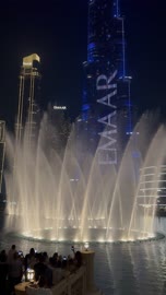 التصاميم العروض المميزة للأماكن الترفيهية في مدينة دبي، معالم سياحية مشهورة في الإمارات العربية المتحدة، وجهات جذب واستقطاب السياح من حول العالم، الفن الهندسي المعماري في بناء الأبراج وناطحات السحاب، تصوير لعرض النافورة الراقصة المائية في دبي مول في وقت الليل