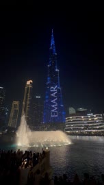 وجهات جذب واستقطاب السياح من حول العالم، الفن الهندسي المعماري في بناء الأبراج وناطحات السحاب، معالم سياحية مشهورة في الإمارات العربية المتحدة، التصاميم العروض المميزة للأماكن الترفيهية في مدينة دبي، تصوير لعرض النافورة الراقصة المائية في دبي مول في وقت الليل