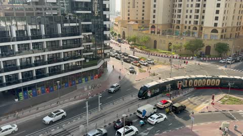 حركة مرور السيارات في مدينة دبي في الإمارات العربية المتحدة، طريق المرور الرئيسي في مدينة دبي في وقت النهار، تصوير درون لأبراج وناطحات السحاب في امارة دبي، جذب واستقطاب السياح من انحاء العالم، النمو والتطور العمراني، السياحة في الإمارات