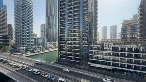 طريق المرور الرئيسي في مدينة دبي في وقت النهار، تصوير درون لأبراج وناطحات السحاب في امارة دبي، جذب واستقطاب السياح من انحاء العالم، النمو والتطور العمراني، حركة مرور السيارات في مدينة دبي في الإمارات العربية المتحدة، السياحة في الإمارات