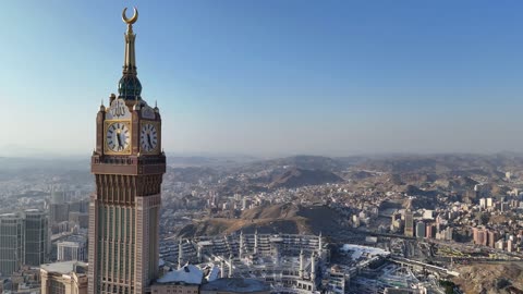 الفن الهندسي المعماري على الطراز الحديث للفنادق، مناطق جذب واستقطاب المسلمين من جميع انحاء العالم، برج الساعة و أبينة معمارية حديثة, تصوير لمدينة مكة المكرمة في المملكة العربية السعودية, أداء مناسك الحج و العمرة، أماكن و معالم دينية اسلامية