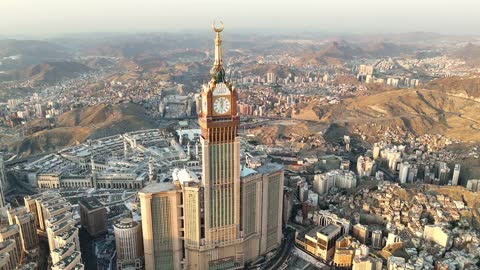 مناطق جذب واستقطاب المسلمين من جميع انحاء العالم، برج الساعة و أبينة معمارية حديثة, تصوير لمدينة مكة المكرمة في المملكة العربية السعودية, أداء مناسك الحج و العمرة، أماكن و معالم دينية اسلامية، الفن الهندسي المعماري على الطراز الحديث للفنادق