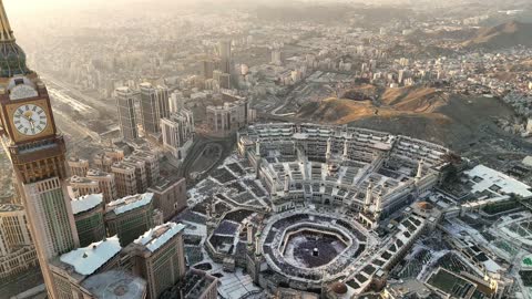 برج الساعة و أبينة معمارية حديثة, تصوير لمدينة مكة المكرمة في المملكة العربية السعودية, أداء مناسك الحج و العمرة، أماكن و معالم دينية اسلامية، الفن الهندسي المعماري على الطراز الحديث للفنادق، مناطق جذب واستقطاب المسلمين من جميع انحاء العالم