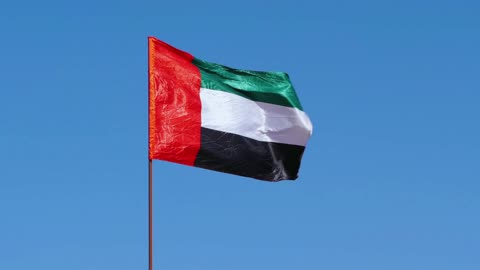 حب الوطن والانتماء اليه، الإعتزاز والفخر بالهوية الوطنية، الإحتفال باليوم الوطني الإماراتي، عرض طائرة بدون طيار لعلم الإمارات العربية المتحدة يرفرف في الهواء في السماء الزرقاء، الرمز الوطني لدولة الإمارات العربية المتحدة، الإمارات العربية المتحدة