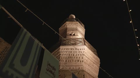 المساجد والحارات الشعبية، حي البلد في مدينة جدة بالمملكة العربية السعودية ، تصوير درون ليلي لمدينة تاريخية في جدة بتصميم معماري عربي وإسلامي قديم ، اماكن سياحية ، التصميم المعماري العربي القديم، مشاريع إعادة إحياء المنطقة، معالم سياحية تاريخية في السعودية