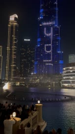 التصاميم العروض المميزة للأماكن الترفيهية في مدينة دبي، معالم سياحية مشهورة في الإمارات العربية المتحدة، وجهات جذب واستقطاب السياح من حول العالم، الفن الهندسي المعماري في بناء الأبراج وناطحات السحاب، تصوير لعرض النافورة الراقصة المائية في دبي مول في وقت الليل