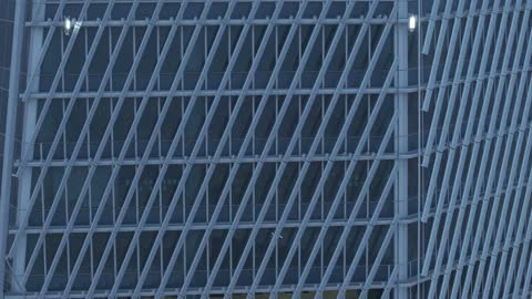 ستحقيق النهضة الاقتصادية والتجارية، النمو والتطور العمراني في السعودية، مركز الملك عبد الله المالي (كافد)، تصوير درون مقرب جدا للمنشآت والأبراج المالية في مدينة الرياض، الفن الهندسي المعماري للمباني وناطحات السحاب المشهورة في المملكة