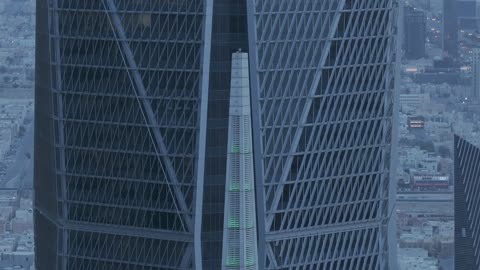 النمو والتطور العمراني في السعودية، تحقيق النهضة الاقتصادية والتجارية، مركز الملك عبد الله المالي (كافد)، تصوير درون مقرب جدا للمنشآت والأبراج المالية في مدينة الرياض، الفن الهندسي المعماري للمباني وناطحات السحاب المشهورة في المملكة