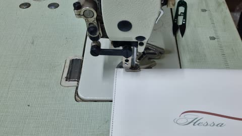 مهن وحرف يدوية, فن اتقان مهنة الخياطة, أدوات ومعدات تفصيل أقمشة الأثاث, معامل ومصانع في الامارات العربية المتحدة, تصوير مقرب ليد خياط عربي خليجي اماراتي يستخدم الماكينة لحياكة وصناعة جلود الكراسي والكنب، مهن ووظائف يدوية