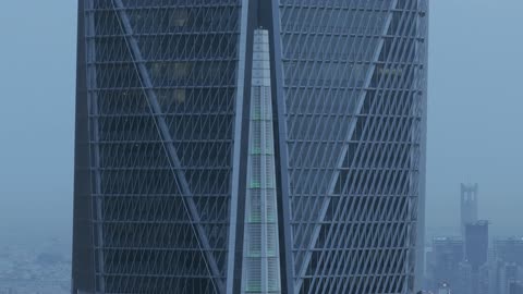 النمو والتطور العمراني في السعودية، تحقيق النهضة الاقتصادية والتجارية، مركز الملك عبد الله المالي (كافد)، تصوير درون مقرب جدا للمنشآت والأبراج المالية في مدينة الرياض، الفن الهندسي المعماري للمباني وناطحات السحاب المشهورة في المملكة