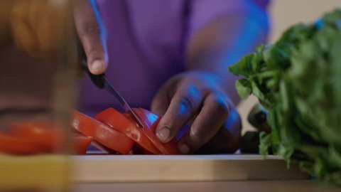 تحضير و إعداد الطعام، غذاء مفيد وصحي، بورتريه مقرب ليد لعاملة فلبينية ترتدي اليونيفورم الخاص تقف في المطبخ تقوم بتقطيع الخضار, مفهوم النظام الغذائي، وصفات الطعام الشهية، خلفية بنية