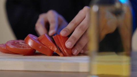 تحضير و إعداد الطعام، غذاء مفيد وصحي، تصوير مقرب لربة منزل عربية خليجية سعودية في المطبخ تقوم بتقطيع الخضار, مفهوم النظام الغذائي، وصفات الطعام الشهية