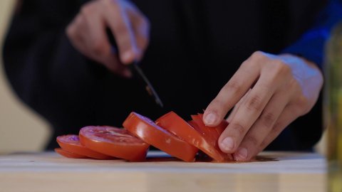 غذاء مفيد وصحي، تحضير و إعداد الطعام، تصوير مقرب لربة منزل عربية خليجية سعودية في المطبخ تقوم بتقطيع الخضار, مفهوم النظام الغذائي، وصفات الطعام الشهية