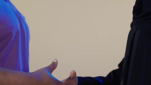 استئجار العماله المنزليه المرخصه والمؤهله، توفير خدمات العناية بالمنزل من حيث النظافة والترتيب، بورتريه مقرب ليد امراة عربية خليجية سعودية تصافح عاملة نظافة منزلية افريقية، الترحيب بالعاملات والخادمات من الشركات السعوديه، مهن ووظائف نسائية، خلفية بنية