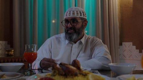 تقديم الشكر والامتنان للأم على الطعام , أداء فريضة الصيام في شهر رمضان المبارك، قضاء أوقات ممتعه مع الأهل والأبناء، تبادل الأحاديث بين أفراد الأسرة، طفل عربي خليجي سعودي مجتمع مع عائلته حول مائدة الطعام، سفرة مليئة بأصناف من المأكولات الشرقية الشهية