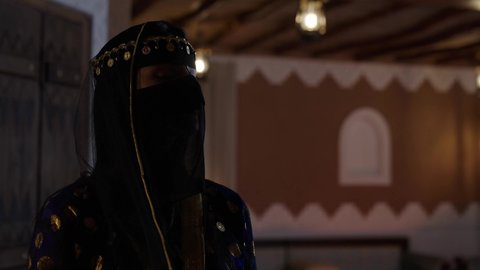 الزي الشعبي السعودي، أحياء التراث الشعبي، يوم التأسيس السعودي، زي سعودي شعبي بزخرفة ذهبية، إمرأة عربية خليجية سعودية في منزل تراثي في المملكة العربية السعودية، أماكن تاريخية، زي تراثي شعبي للإحتفالات والمناسبات الوطنية، الدراعة السعودية، إكسسوارات شعبية