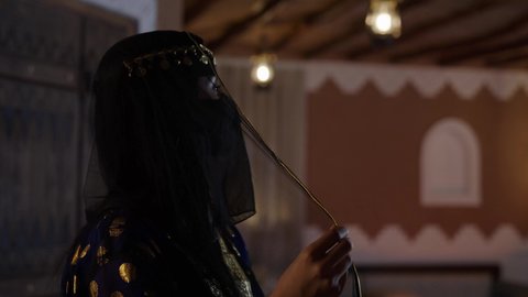 زي سعودي شعبي بزخرفة ذهبية، إمرأة عربية خليجية سعودية في منزل تراثي في المملكة العربية السعودية، أماكن تاريخية، زي تراثي شعبي للإحتفالات والمناسبات الوطنية، الدراعة السعودية، الزي الشعبي السعودي، أحياء التراث الشعبي، يوم التأسيس السعودي، إكسسوارات شعبية