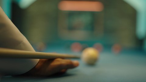 قضاء الوقت الممتع بممارسة الهوايات الترفيهيه, التسلية والترفيه في أوقات الفراغ, تصوير مقرب ليد شاب عربي خليجي سعودي يرتدي الثوب الابيض يلعب البلياردو (السنوكر), التركيز والهدوء والتصويب, أنشطة شبابية ممتعة