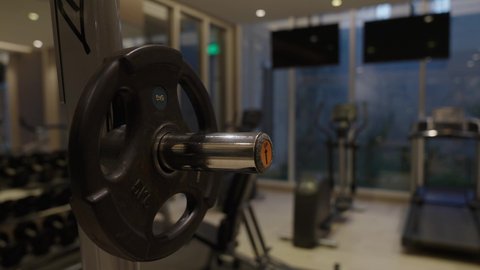 معدات متنوعة ومساحة تدريب مريحة، مركز تدريب رياضي، صالة جيم مجهزة بأحدث الأجهزة, تدريبات عضلات ولياقة داخل صالة رياضية