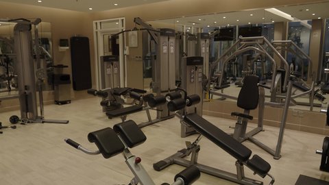 صالة جيم مجهزة بأحدث الأجهزة, مركز تدريب رياضي, معدات متنوعة ومساحة تدريب مريحة, تدريبات عضلات ولياقة داخل صالة رياضية