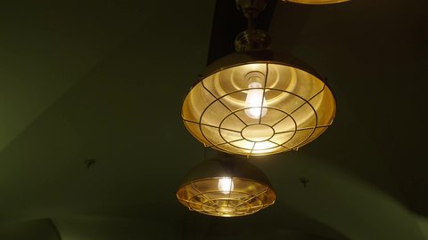 تصميم داخلي فاخر، إضاءة مودرن للصالات والمجالس, نجف مودرن من الزجاج المعدني، توزيع الضوء بشكل متناسق، إضاءة مبتكرة للصالات