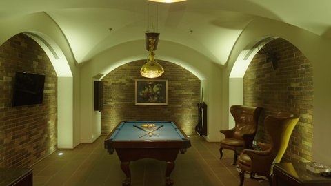 الاستمتاع والشغف بممارسة لعبة السنوكر، أنشطة وهوايات شبابية، التسلية والاستمتاع بالوقت, تصوير مقرب لطاولة لعب البلياردو