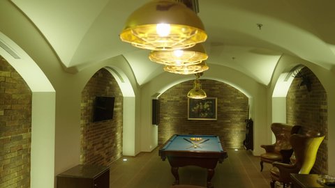 أنشطة وهوايات شبابية، التسلية والاستمتاع بالوقت، الاستمتاع والشغف بممارسة لعبة السنوكر, تصوير مقرب لطاولة لعب البلياردو