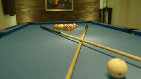 التسلية والاستمتاع بالوقت، الاستمتاع والشغف بممارسة لعبة السنوكر، أنشطة وهوايات شبابية, تصوير مقرب لطاولة لعب البلياردو