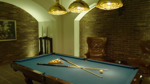 قضاء أوقات الترفيه والمتعة، الاستمتاع والشغف بممارسة لعبة السنوكر، أنشطة وهوايات شبابية, تصوير مقرب لطاولة لعب البلياردو