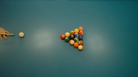 قضاء أوقات الترفيه والمتعة، الاستمتاع والشغف بممارسة لعبة السنوكر، أنشطة وهوايات شبابية, تصوير مقرب لطاولة لعب البلياردو