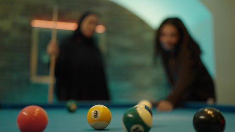 التسلية والمنافسة والتحدي، قضاء وقت ممتع مع الاصدقاء، صاله رياضيه شبابيه، أنشطه وهوايات شبابيه, طاولة بلياردو (السنوكر), صديقتان عربيتان خليجيتان يلعبان لعبة البلياردو