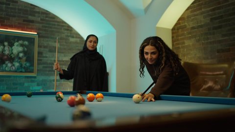 صاله رياضيه شبابيه، أنشطه وهوايات شبابيه، اللعب والتحدي والمنافسة, طاولة بلياردو (السنوكر), صديقتان عربيتان خليجيتان يلعبان لعبة البلياردو، قضاء وقت ممتع مع الاصدقاء