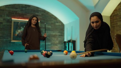 أنشطه وهوايات شبابيه، اللعب والتحدي والمنافسة, طاولة بلياردو (السنوكر), صديقتان عربيتان خليجيتان يلعبان لعبة البلياردو، صاله رياضيه شبابيه، قضاء وقت ممتع مع الاصدقاء