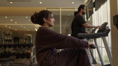 أنشطة بدنية للمحافظة على اللياقة, وقت ممتع أثناء التمرين ، أسلوب حياة صحية، استخدام الأجهزة التقنية الحديثة، مفهوم حرق الدهون و إنقاص الوزن، تصوير لفتاة عربية خليجية سعودية ترتدي الملابس الرياضية