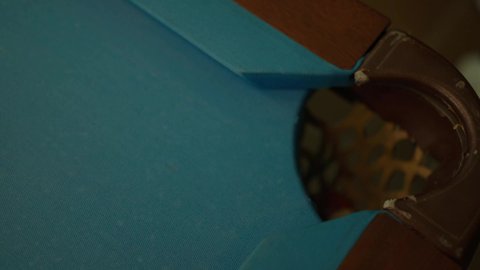 الاستمتاع والشغف بممارسة لعبة السنوكر، التسلية والترفيه وقضاء الوقت الممتع، أنشطة وهوايات شبابية, تصوير مقرب لطاولة لعب البلياردو