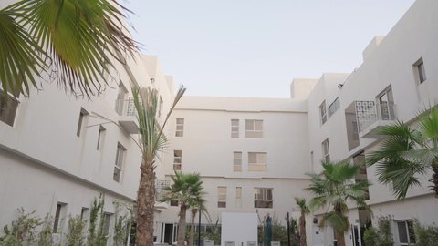 منظر عن قرب لمبنى سكني مرتفع، مباني سكنية منظمة وراقية، الفن الهندسي والمعماري على الطراز الحديث، أبراج وشقق سكنية راقية، التطور العمراني بإسلوب فاخر