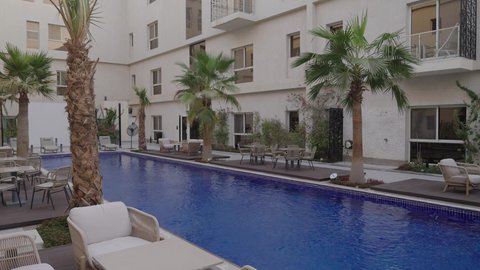 جلسة خارجية هادئة امام حوض السباحة، ديكور داخلي راقي للفلل والشقق السكنية في المملكة العربية السعودية، تجهيز السويت بكافة المفروشات الراقية، أثاث منزلي فاخر في احدى الشاليهات، التصميم الداخلي للجلسات على الطراز الحديث