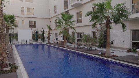 ديكور داخلي راقي للفلل والشقق السكنية في المملكة العربية السعودية، تجهيز السويت بكافة المفروشات الراقية، أثاث منزلي فاخر في احدى الشاليهات، التصميم الداخلي للجلسات على الطراز الحديث، جلسة خارجية هادئة امام حوض السباحة