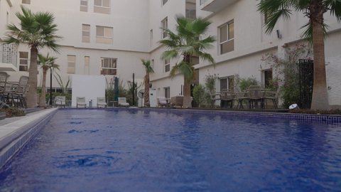 تجهيز السويت بكافة المفروشات الراقية، أثاث منزلي فاخر في احدى الشاليهات، التصميم الداخلي للجلسات على الطراز الحديث, ديكور داخلي راقي للفلل والشقق السكنية في المملكة العربية السعودية، جلسة خارجية هادئة امام حوض السباحة